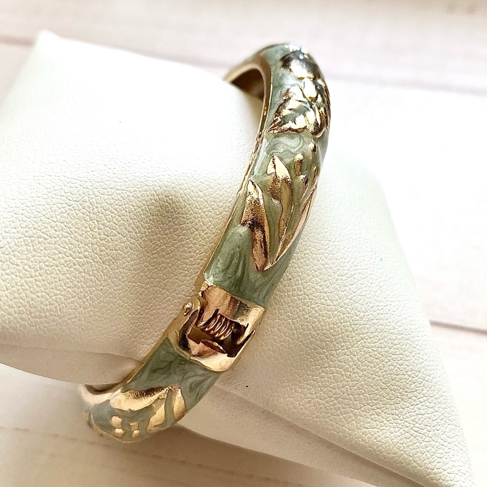Gorgeous Butterfly hinged bracelet - Picture 5 of 5